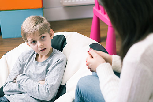 young-boy-talking-with-mom-500px
