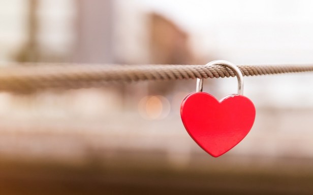 Love-lock-hanging-nice-love-wallpaper.jpg